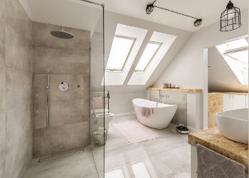 Douche italienne et salle de bain avec du carrelage comme revêtement de sol